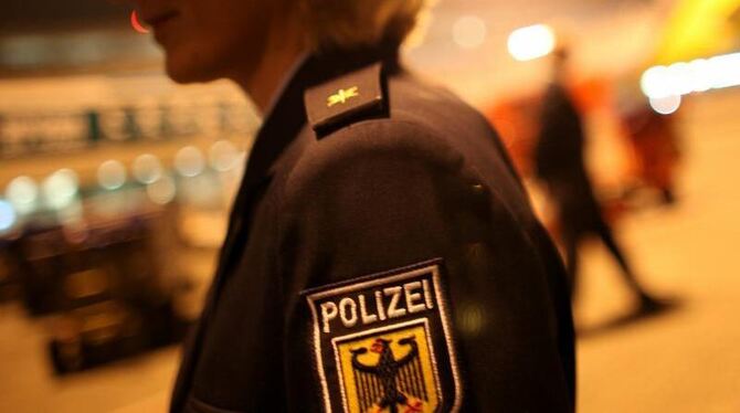 Eine Beamtin der Bundespolizei im Einsatz. Foto: Oliver Berg/Archiv