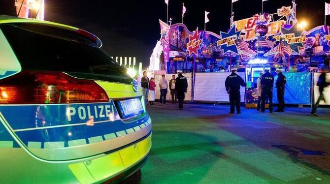 Ein Polizeiwagen vor dem abgesperrten Fahrgeschäft auf der Dippemess in Frankfurt am Main. Foto: Boris Roessler