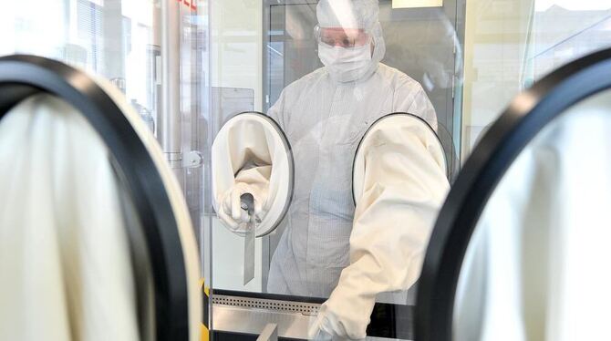 Ein Mitarbeiter arbeitet in einem Labor der Firma CureVac in Tübingen an einer Abfüllanlage an der sterilen Abfüllung von Medika Ein Mitarbeiter arbeitet in einem Labor der Firma CureVac in Tübingen an einer Abfüllanlage an der sterilen Abfüllung von Medika