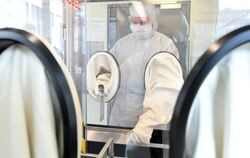 Ein Mitarbeiter arbeitet in einem Labor der Firma CureVac in Tübingen an einer Abfüllanlage an der sterilen Abfüllung von Medika