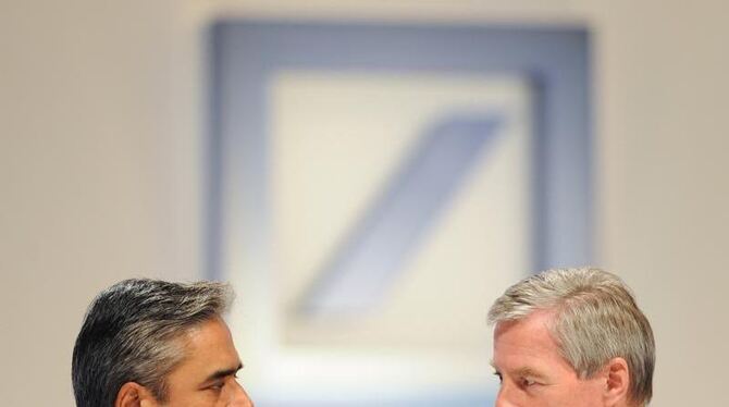 Die Deutsche-Bank-Chefs Jürgen Fitschen (r) und Anshu Jain setzen den Rotstift beim Personal an. Foto: Arne Dedert/Archiv