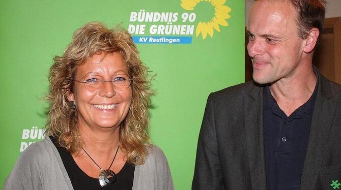 Strahlende Kandidatin: Beate Müller-Gemmeke bekam nach ihrem Nominierungserfolg von ihrem Parteikollegen Thomas Poreski, Blumen