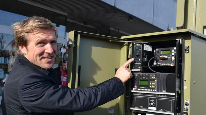 Finanzbürgermeister Peter Rist schaltete am AOK-Knoten die erste Rotlichtüberwachungsanlage Reutlingens scharf. FOTO: RABE