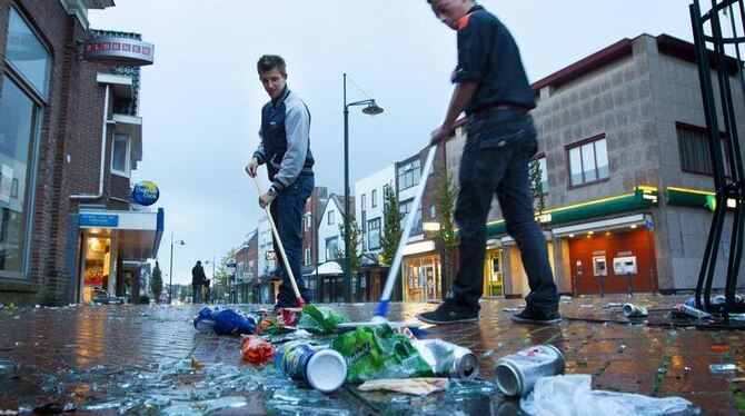 Aufräumarbeiten: Nach Angaben der niederländischen Polizei sind bei den Ausschreitungen betrunkener Jugendlicher in Haren Ges