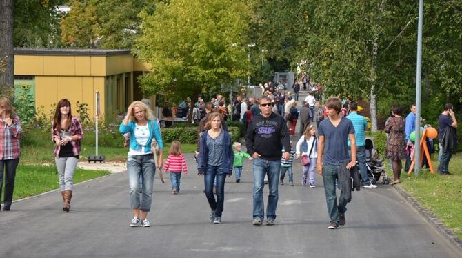 Schönstes Herbstwetter lockte interessierte Menschen zum Tag der offenen Tür im Sammelklärwerk Oberes Echaztal. Foto: Schöbel