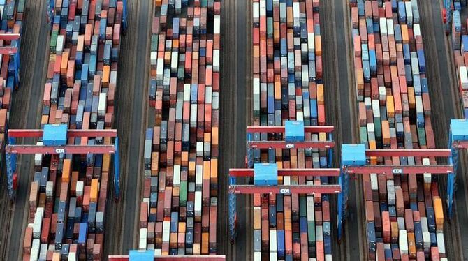 Luftbild des Containerterminals Altenwerder in Hamburg. Foto: Kay Nietfeld/Archiv