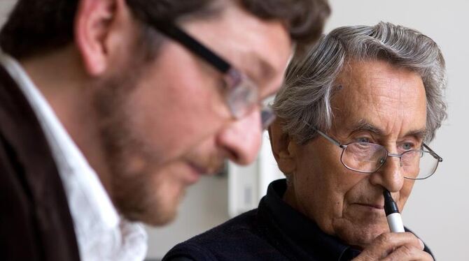 Der Psychologe Raphael Niebler (links) lässt Herbert Pudelko an einem Riechfläschchen schnuppern. Pudelko ist einer der Teilnehm Der Psychologe Raphael Niebler (links) lässt Herbert Pudelko an einem Riechfläschchen schnuppern. Pudelko ist einer der Teilnehm