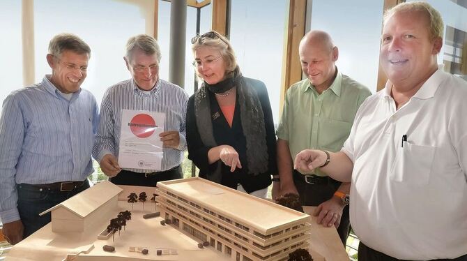 Modell fürs neue Achalm-Hotel (links der Schafstall) mit Baubürgermeistin und Investoren (von links): Andreas Kohm, Wolfgang Sch Modell fürs neue Achalm-Hotel (links der Schafstall) mit Baubürgermeistin und Investoren (von links): Andreas Kohm, Wolfgang Sch