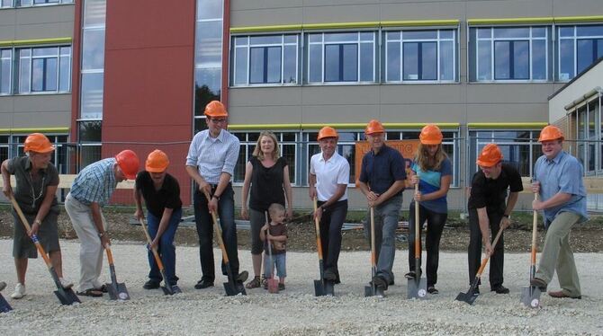 Beim Spatenstich im August war die Welt noch in Ordnung. Jetzt, wo klar ist, dass das Bauwerk wesentlich teurer wird als geplant Beim Spatenstich im August war die Welt noch in Ordnung. Jetzt, wo klar ist, dass das Bauwerk wesentlich teurer wird als geplant