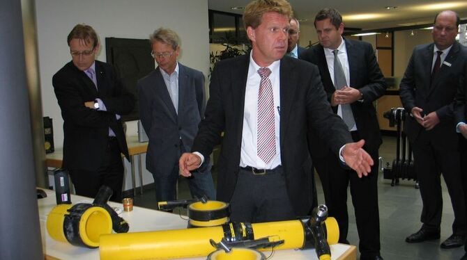 Hundert Jahre Gasversorgung in Münsingen: Andreas Eggs, Technischer Geschäftsführer der Stadtwerke (Mitte), erläutert die Expona