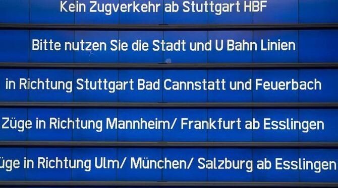 Nichts geht mehr: Diese Anzeigetafel im Stuttgarter Hauptbahnhof informiert über die Einstellung des Zugverkehrs. Foto: Marij