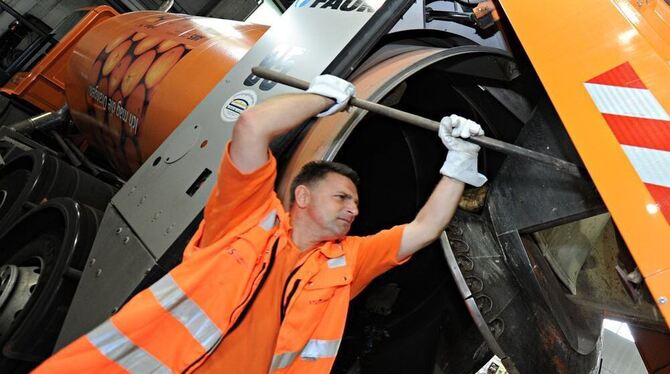 Ein Müllmann reinigt in Stuttgart im Müllverbrennungskraftwerk Münster ein Müllauto. Ein Müllmann reinigt in Stuttgart im Müllverbrennungskraftwerk Münster ein Müllauto.