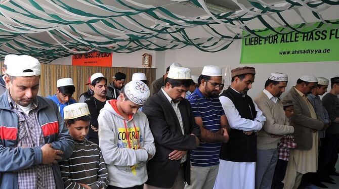 Mitglieder der Ahmadiyya Muslim Jamaat vergangenen Freitag beim Gebet in der Moschee in der Wörthstraße. FOTO: NIETHAMMER