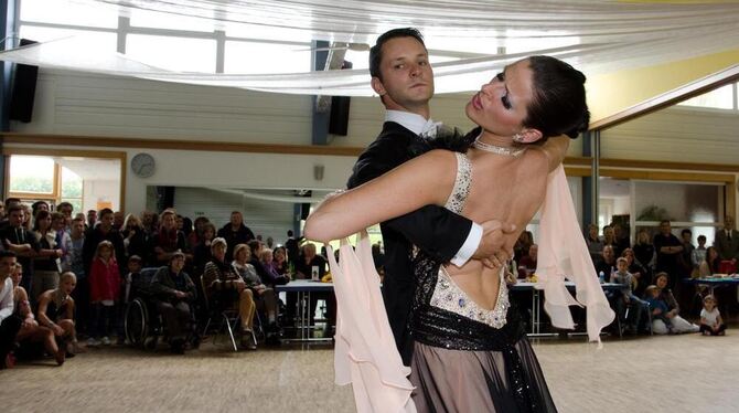 Beim Tanzclub Schwarz-Weiß zeigte das Ehepaar Monika und Bruno Bohn , wie man einen gelungenen Tango aufs Parkett legt. FOTOS: W