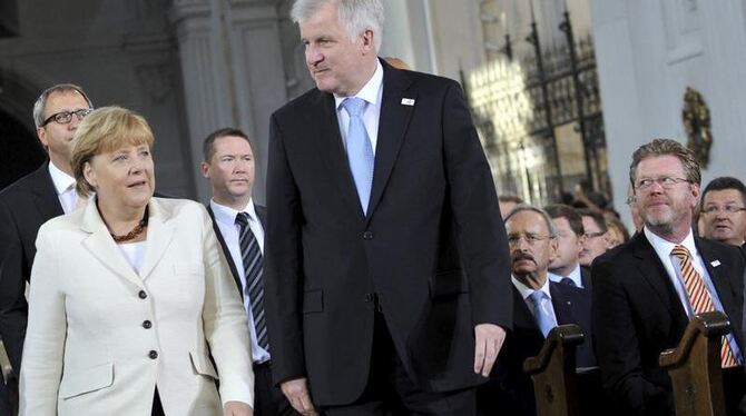 Bundeskanzlerin Merkel und Bundesratspräsident Seehofer in der Kirche St. Michael in München. Foto: Frank Leonhardt