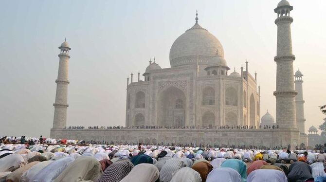 Muslime beten vor dem Taj Mahal Mausoleum in indischen Agra.