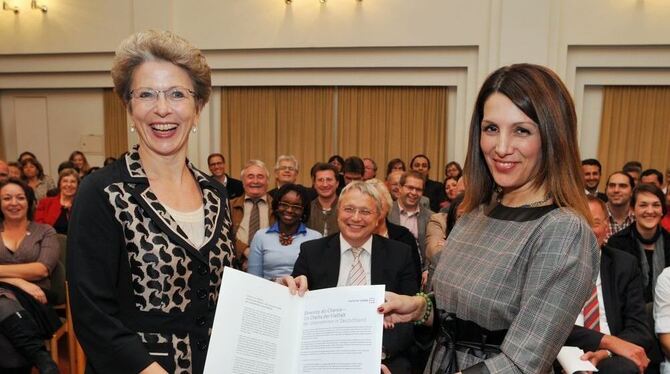 Integrationsministerin Bilkay Öney (rechts) bei der Übergabe der Urkunde an Oberbürgermeisterin Barbara Bosch. FOTO: NIETHAMMER