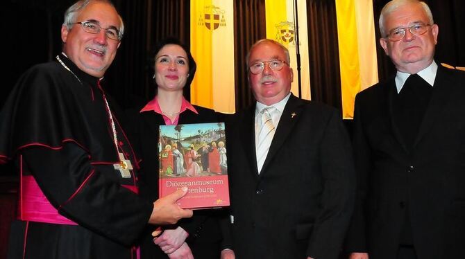 Bischof Gebhard Fürst mit dem neuen Bestandskatalog des Diözesanmuseums, neben ihm Melanie Prange, Wolfgang Urban und Weihbischo
