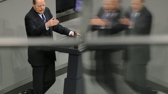Peer Steinbrück fühlt sich hinter dem Rednerpult wohl - nicht nur im Bundestag. Foto: Rainer Jensen/Archiv