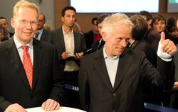 Der von der CDU unterstützte parteilose OB-Kandidat Sebastian Turner (links) und der OB-Kandidat von Bündnis 90/Die Grünen, Frit