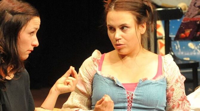 Das Tonne-Ensemble gab beim Doppel-Geburtstagsfest in der Planie 22 einige Darbietungen zum Besten. FOTO: MARKUS NIETHAMMER Das Tonne-Ensemble gab beim Doppel-Geburtstagsfest in der Planie 22 einige Darbietungen zum Besten. FOTO: MARKUS NIETHAMMER