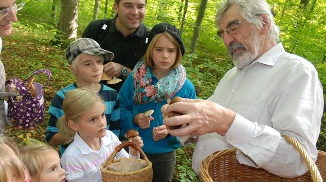 Nur die Guten kommen wieder zurück ins Körbchen: Beim Spaziergang im Gomaringer Wald erklärt Pilzexperte Karlheinz Baumann (rech