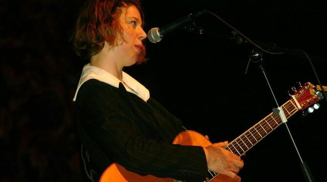 Energiebündel mit Gitarre: Johanna Zeul beim Auftritt im Sudhaus. FOTO: JÜSP
