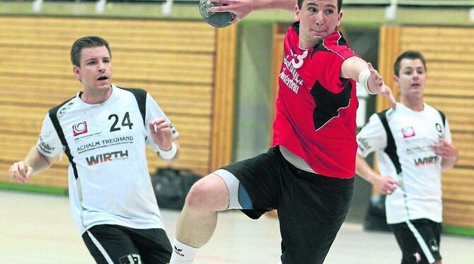 Maß genommen: Michael Tröster von der SG Ober-/Unterhausen beim Torwurf. Maß genommen: Michael Tröster von der SG Ober-/Unterhausen beim Torwurf.