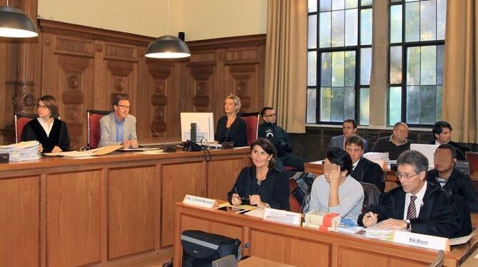 Einige der Angeklagten und ihre Anwälte im Gerichtssaal. Das Foto entstand zum Auftakt des Prozesses um einen der größten Kokain