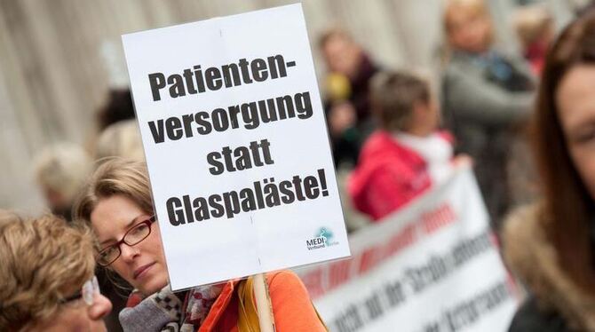 »Wir wollen deutlich machen, dass das ein schmerzhafter Kompromiss ist«: Ärzte und Angestellte vor der Zentrale des Krankenka