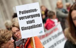 «Wir wollen deutlich machen, dass das ein schmerzhafter Kompromiss ist»: Ärzte und Angestellte vor der Zentrale des Krankenka