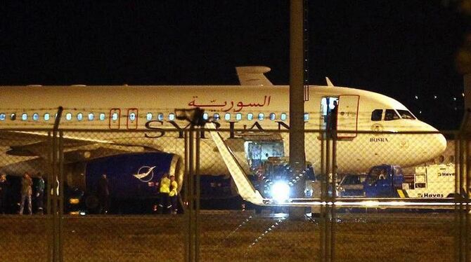 Syrisches Passagierflugzeug auf dem Flughafen von Ankara. Türkische Kampfjets hatten die Maschine zur Landung gezwungen. Foto