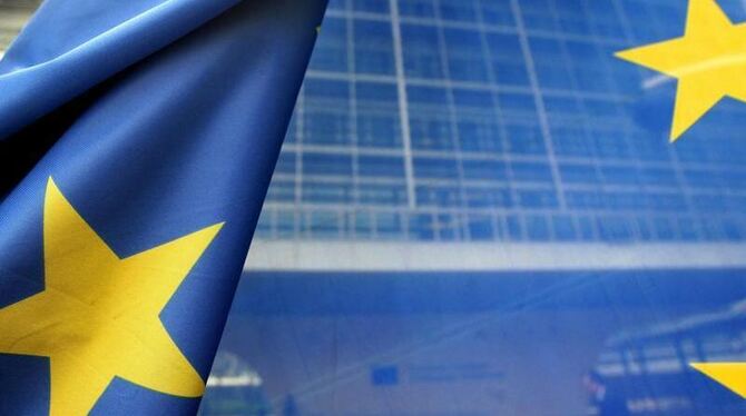 Die Europafahne vor dem Gebäude der EU-Kommission in Brüssel. Foto: Olivier Hoslet