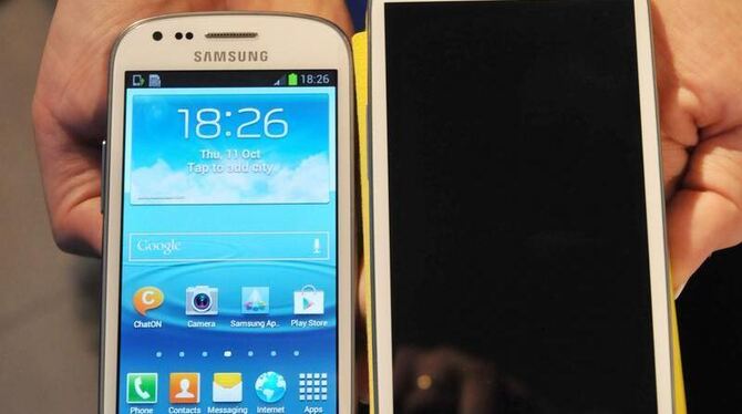 Kleiner Bruder: Das neue Smartphone Galaxy S3 Mini (links) mit dem bereits im Mai eingeführten Galaxy S3. Foto: Peter Zschunk
