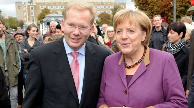 Angela Merkel und Sebastian Turner bei einer Wahlkampfveranstaltung auf dem Stuttgarter Marktplatz. FOTO: dpa