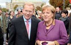 Angela Merkel und Sebastian Turner bei einer Wahlkampfveranstaltung auf dem Stuttgarter Marktplatz. FOTO: dpa