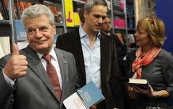 Bundespräsident Joachim Gauck (l) bei seinem Besuch auf der Buchmesse  am Stand des Suhrkamp-Verlags neben Autor Stephan Thom