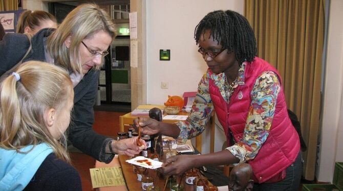Njeri Kinyanjui bietet ihre verschiedenen Soßen den Besuchern des 12. Weibermarkts im Spitalhof an. FOTO: ANTZ