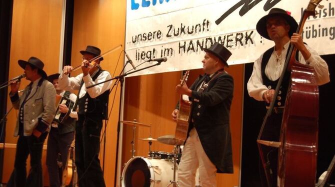 Die Band »Lads go Buskin« bot spezielle Handwerks-Lieder bei der Lossprechung der Gesellen aus dem Kreis Tübingen in Mössingen. Die Band »Lads go Buskin« bot spezielle Handwerks-Lieder bei der Lossprechung der Gesellen aus dem Kreis Tübingen in Mössingen.