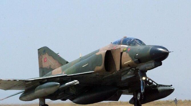 Türkischer Phamtom-Jäger: Die türkische Luftwaffe hat am Montag ein weiteres Flugzeug auf dem Weg in das Bürgerkriegsland Syr