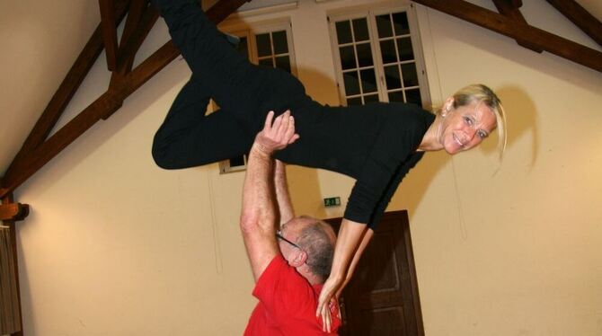 Helmut Armbruster und Co-Trainerin Carmen Renz zeigen die Rock 'n' Roll-Figur »Schwan«. FOTO: LPT