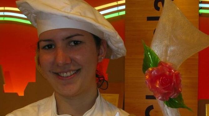 Landessiegerin Sandra Luz mit ihrem Schaustück aus Zucker. FOTO: CHATZINIKOLAOU