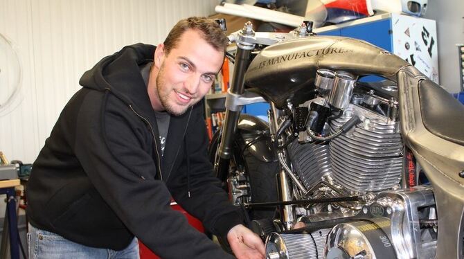 Martin Binder aus Willmandingen ist »Customizer«: Seine Harley hat er umgebaut und veredelt.  FOTO: WIECHERT