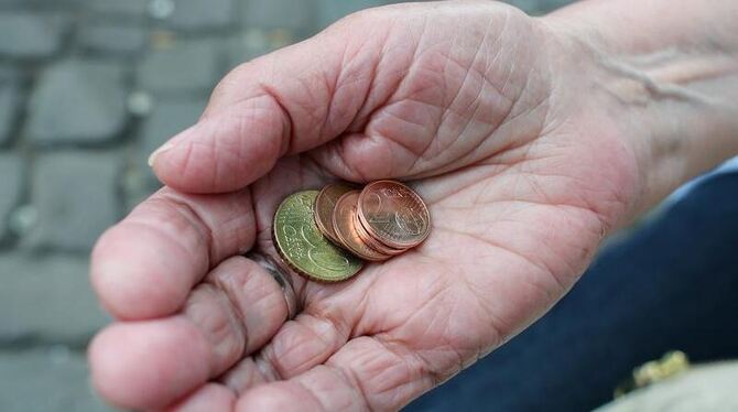 Eine Person galt 2010 als armutsgefährdet, wenn sie nach Beanspruchung staatlicher Leistungen weniger als 11 426 Euro im Jahr