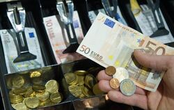 Bargeld lacht. Das Vertrauen der Deutschen in Banknoten ist ungebrochen. Foto: Patrick Pleul
