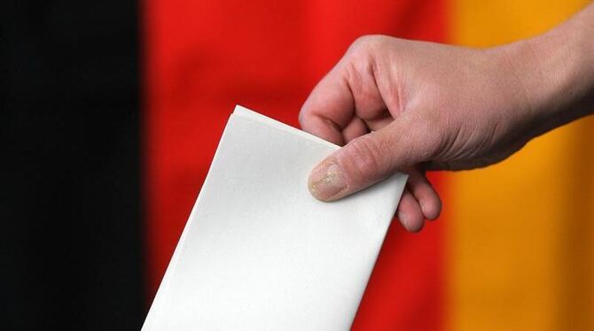 Stimmzettel und Wahlurne.
