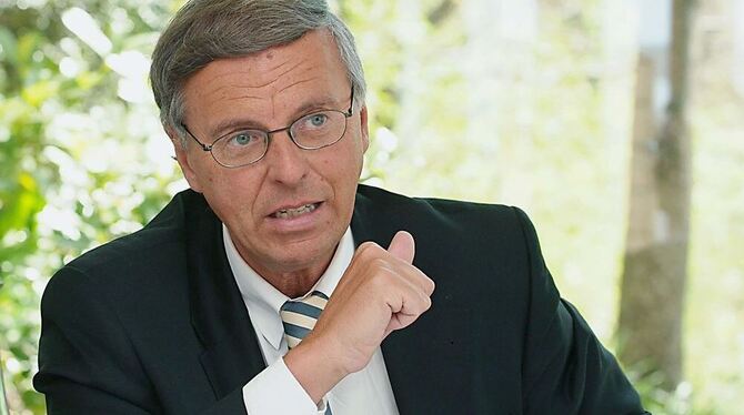 Wolfgang Bosbach (60) sitzt seit 1994 als direkt gewählter CDU-Abgeordneter für den Rheinisch-Bergischen Kreis im Bundestag. Bosbach machte eine Ausbildung zum Einzelhandelskaufmann, wurde Supermarkt-Leiter. Nach dem Abitur auf dem zweiten Bildungsweg studierte er Jura. Seit 1991 ist Bosbach Rechtsanwalt. 1999 wurde er Vizefraktionschef, seit 2005 leitet er den Innenausschuss des Bundestages. Er ist verheiratet und hat drei Töchter.FOTO: TRINKHAUS