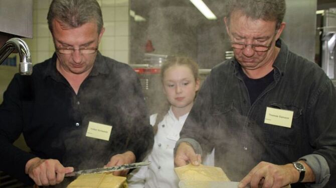Maultaschen mit Rehfüllung, Kräuter und Champignonrahmsoße: Bei der Küchenparty im Gasthof Südbahnhof in Pfullingen kochen Hobby Maultaschen mit Rehfüllung, Kräuter und Champignonrahmsoße: Bei der Küchenparty im Gasthof Südbahnhof in Pfullingen kochen Hobby