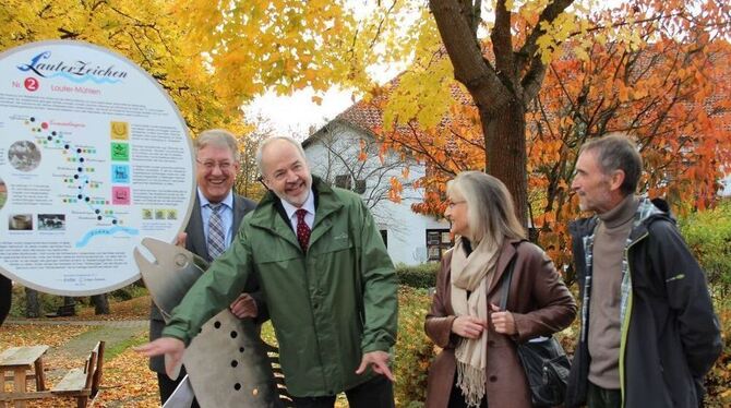 Über das zweite Lauter-Zeichen, das an der Mühlenbrücke in Gomadingen seinen Platz gefunden hat, freuen sich (von links) Bürgermeister Klemens Betz, Landrat Thomas Reumann, die Künstlerin Monika Geiselhart und Manfred Waßner, einer der Initiatoren des Kulturprojekts am »schönsten Nebenfluss der Donau«. GEA-FOTO: DEWALD Über das zweite Lauter-Zeichen, das an der Mühlenbrücke in Gomadingen seinen Platz gefunden hat, freuen sich (von links) Bürgermeister Klemens Betz, Landrat Thomas Reumann, die Künstlerin Monika Geiselhart und Manfred Waßner, einer der Initiatoren des Kulturprojekts am »schönsten Nebenfluss der Donau«. GEA-FOTO: DEWALD