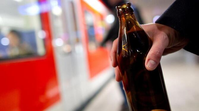 Mit dem Alkoholverbot an Wochenenden wollen Bahn und Bundespolizei die örtliche Partyszene aus dem Bahnhof verdrängen. Foto: